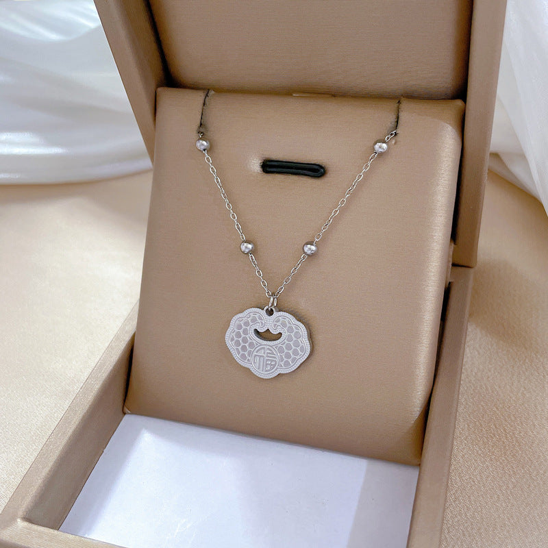 Collana con ciondolo minimalista in acciaio al titanio a forma di nuvola e carattere Fu, placcata oro, con delicata catena a clavicola, da donna