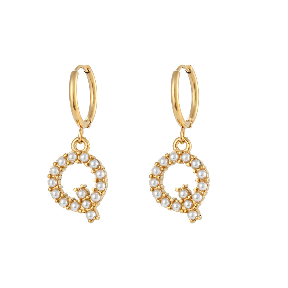 Orecchini a perno a forma di lettera dal design minimalista per donna in acciaio inossidabile con placcatura in oro 18 carati e dettagli in perle