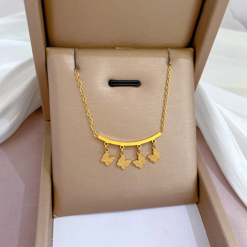 Collar Minimalista de Acero de Titanio con Colgante de Mariposa para Mujer, con Acabado de Lámina Dorada y Delicada Cadena con Cierre.