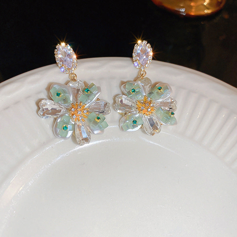 Orecchini floreali delicati con perni in argento, borchie in rame elettrolitico con nappe fluenti, estetica fresca e dolce per donna