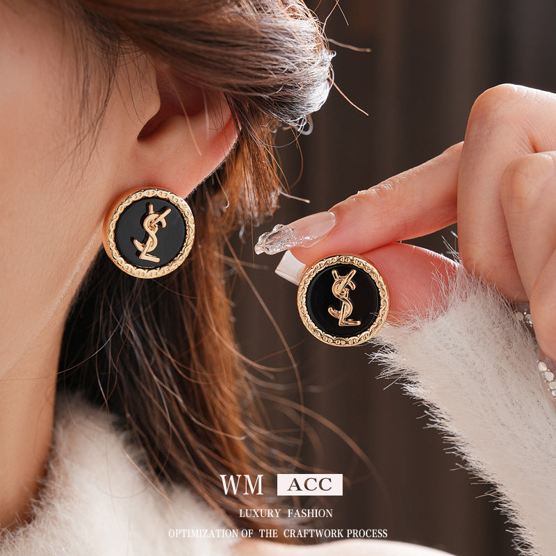 Pendientes de Aleación con Forma de Letra, Estilo Vintage Chic, con Acabado Chapado en Oro y Postes de Acero Inoxidable para Mujer