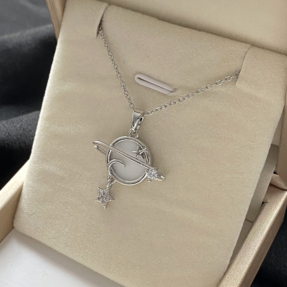 Elegante Collana con Ciondolo a Farfalla Floreale in Acciaio al Titanio, Rame Placcato e Zirconia Micro-Incastonata su Catena ad O per Uomo e Donna