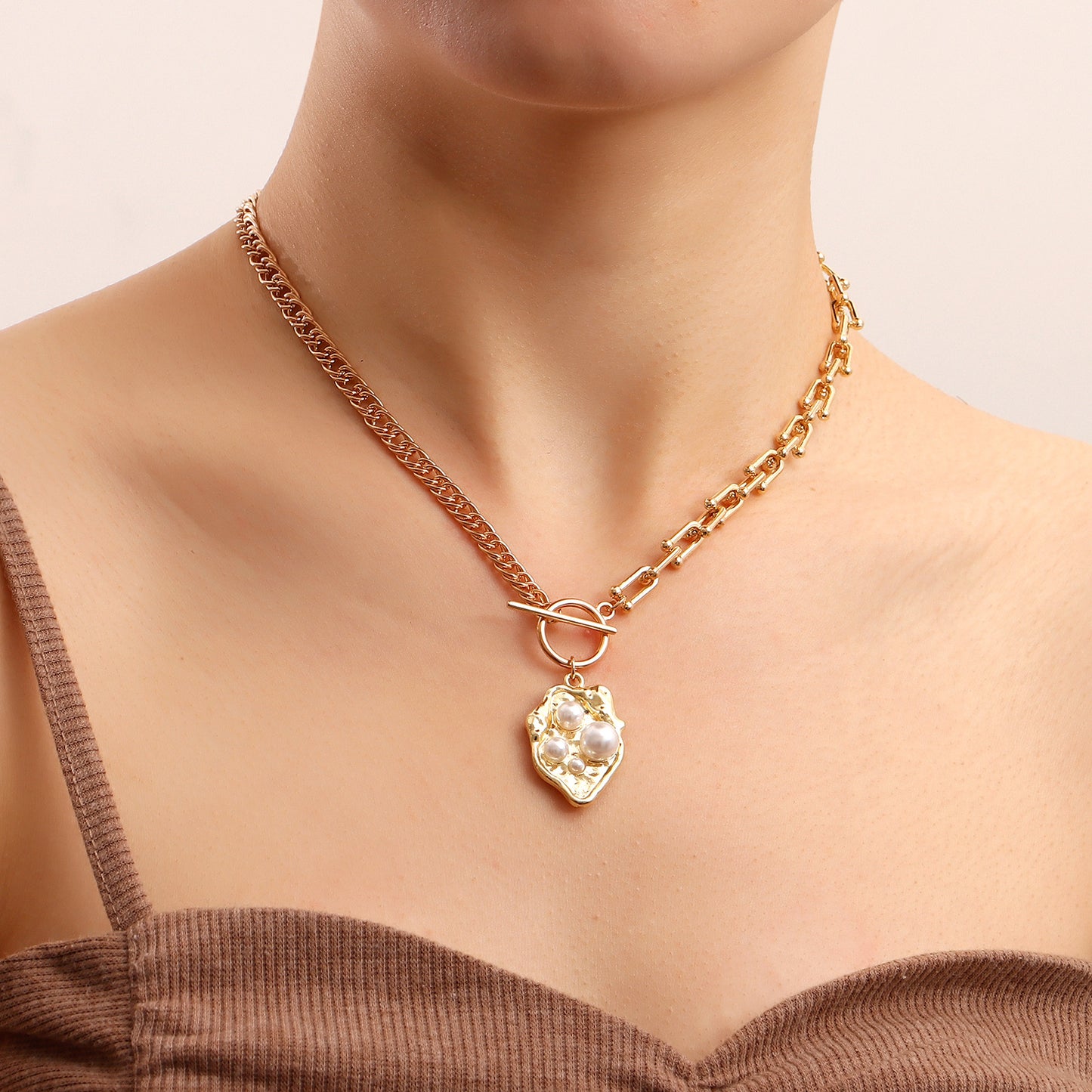 Collana da donna a pendente geometrico minimalista in lega con finitura placcata e accento perla su catena a clavicola