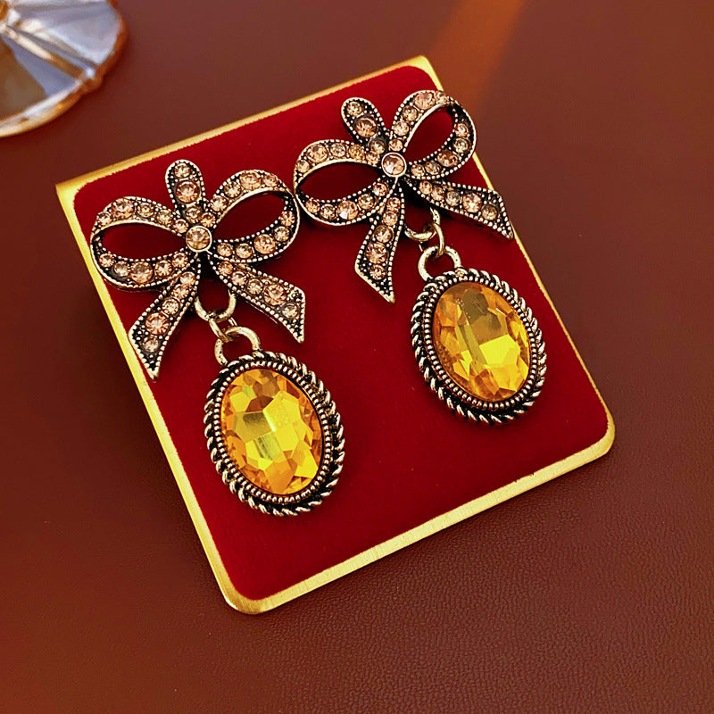Vintage Bow-Shaped Alloy Stud Earrings with Rhinestone Inlay for Women, Geometric and Elegant Court-Inspired Design