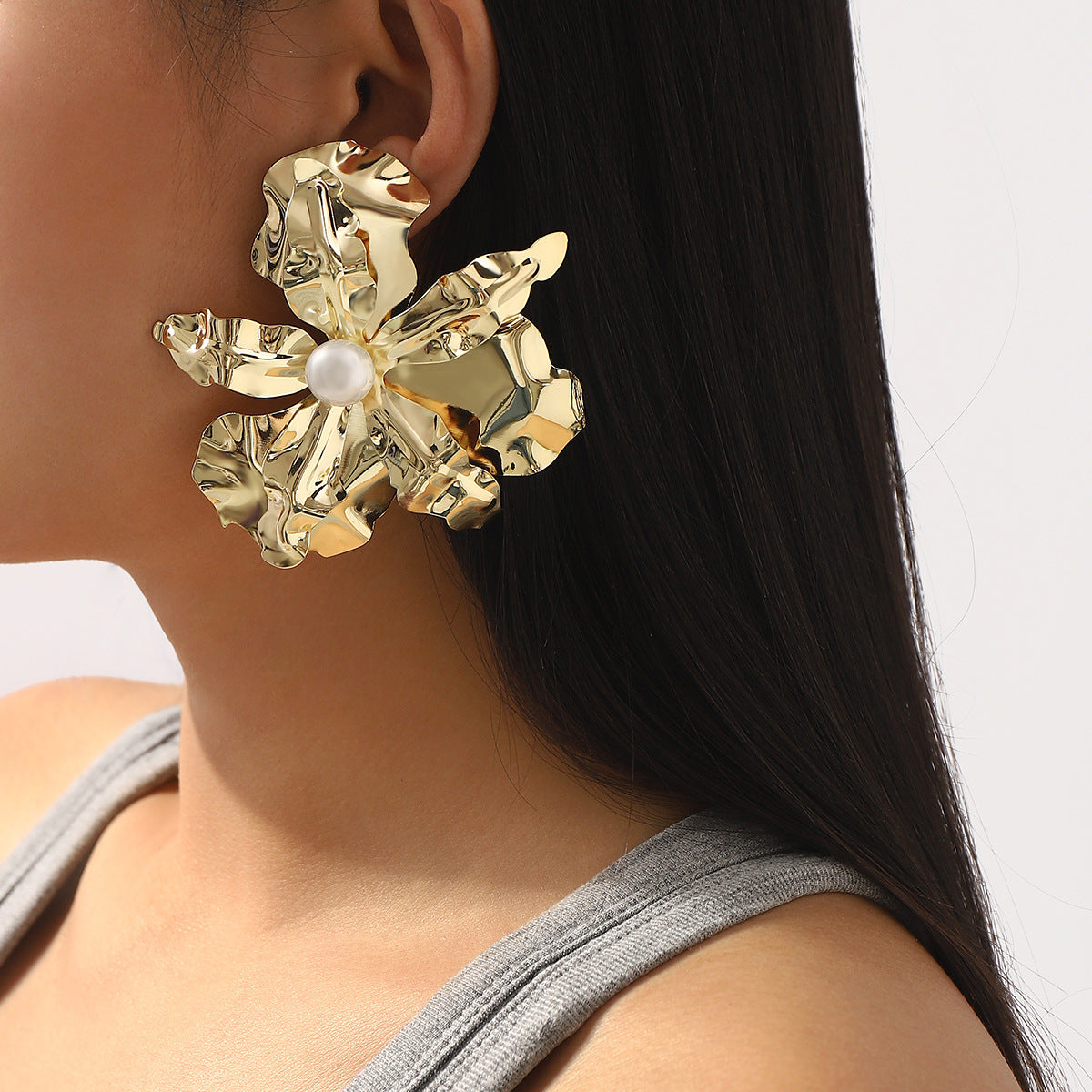 Pendientes de aleación con diseño floral exagerado para mujer, con incrustaciones de perlas de imitación y acabado chapado.