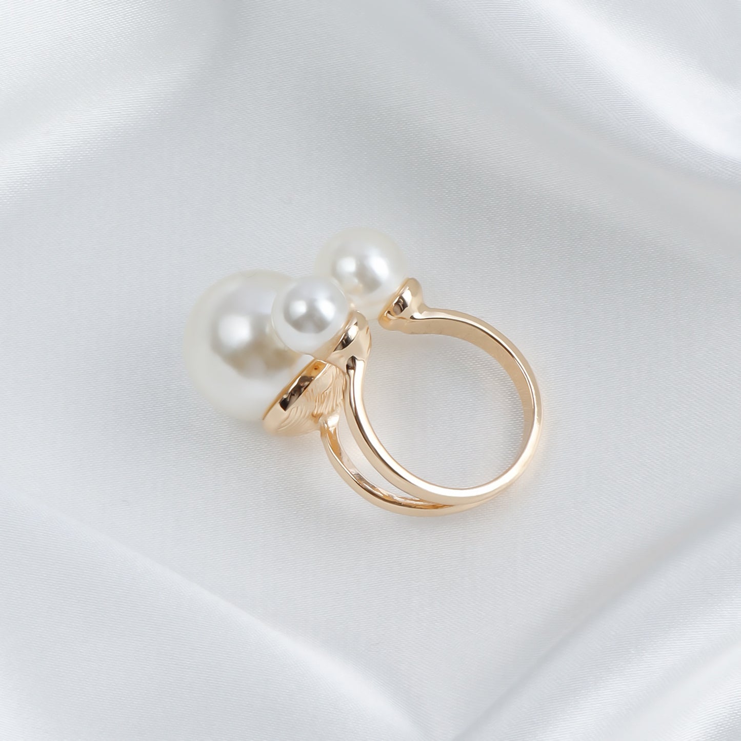 Anillo geométrico de moda con tres perlas simuladas en banda de metal galvanizado para mujer
