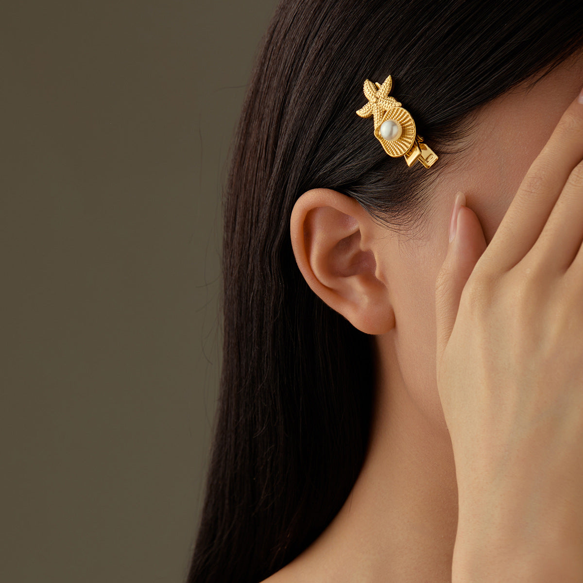 Pinza para el cabello de acero inoxidable con forma de mariposa de moda para mujer con detalles de perlas y festones, acabado galvanizado, diseño minimalista de una sola barra