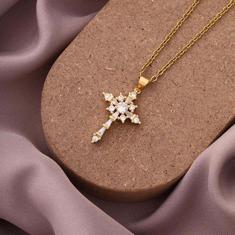 Collana con ciondolo a croce minimalista in rame con placcatura in oro e zirconi micropavé su catena a O