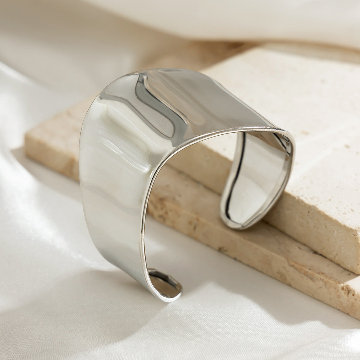 Pulsera Minimalista de Metal Pulido Irregular con Apertura Ancha en Forma de C y Textura de Líneas Geométricas