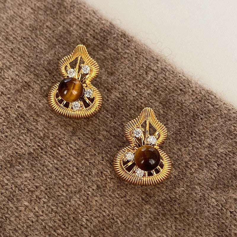 Pendientes de botón de acero chapado de estilo lujoso con perlas de imitación y detalles de ojo de tigre con diseño floral para mujer