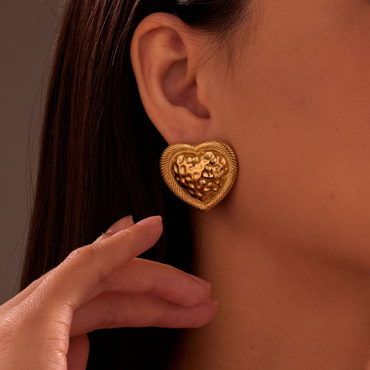 Elegantes pendientes de acero inoxidable con forma de corazón martillado y acabado chapado para mujer