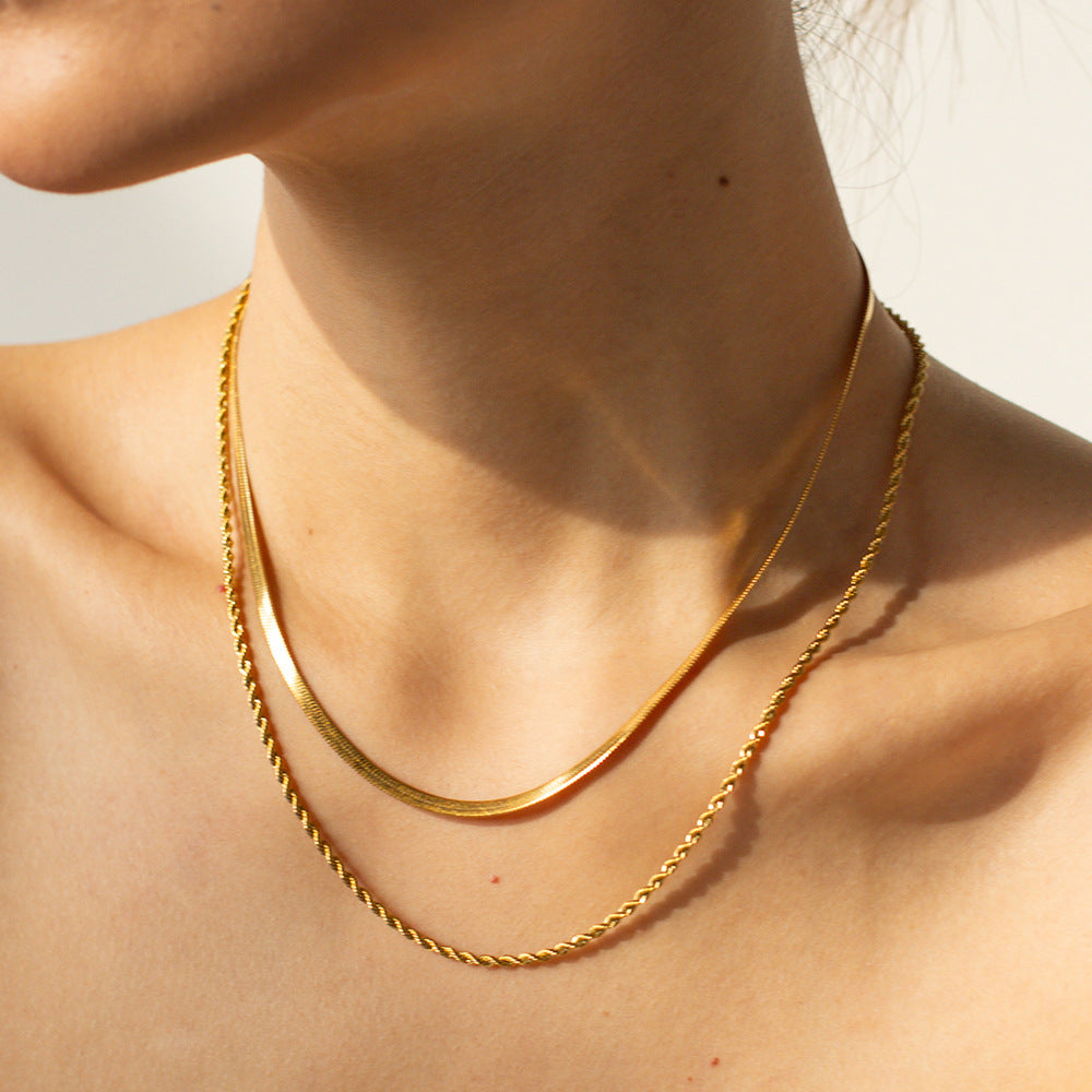 Collana con Pendente Geometrico Minimalista in Acciaio al Titanio con Finitura Placcata da Donna, Catena a Strati Regolabile in Acciaio Inossidabile