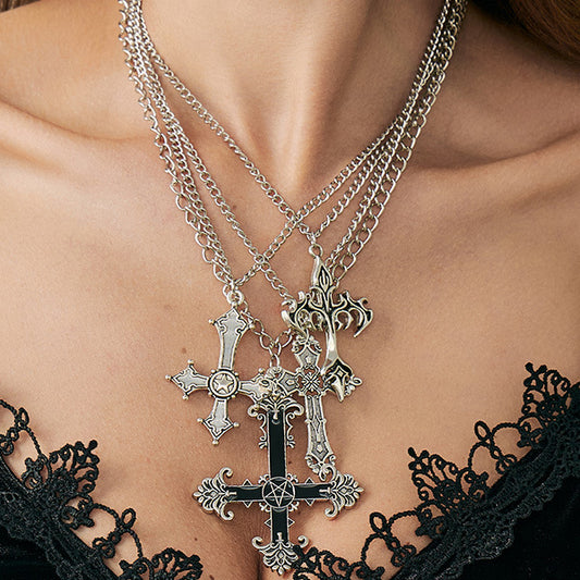 Collar con colgante de cruz en forma de corazón, dulce y atrevido, de aleación de zinc con acabado chapado y cadena de eslabones para mujer