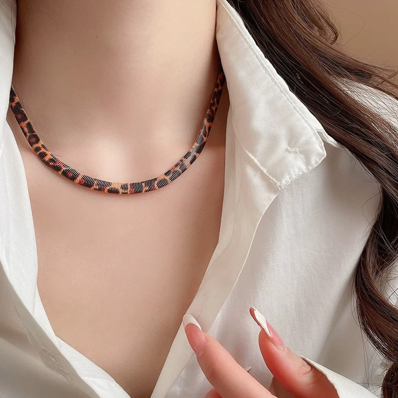 Collana girocollo a catena a serpente placcata in acciaio al titanio geometrica minimalista per donna con estetica di lusso ispirata alla melanina