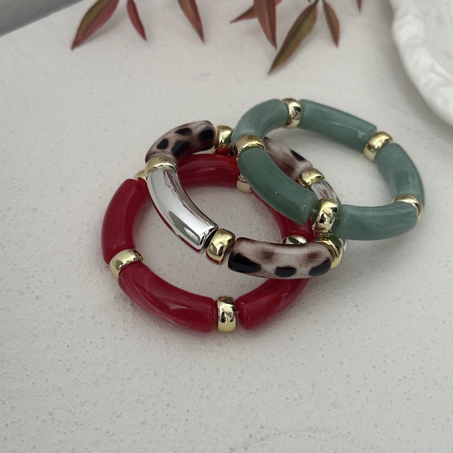 Set di bracciali con perline in resina geometrica e snodi in bambù, placcati oro e tubi curvi lucidati