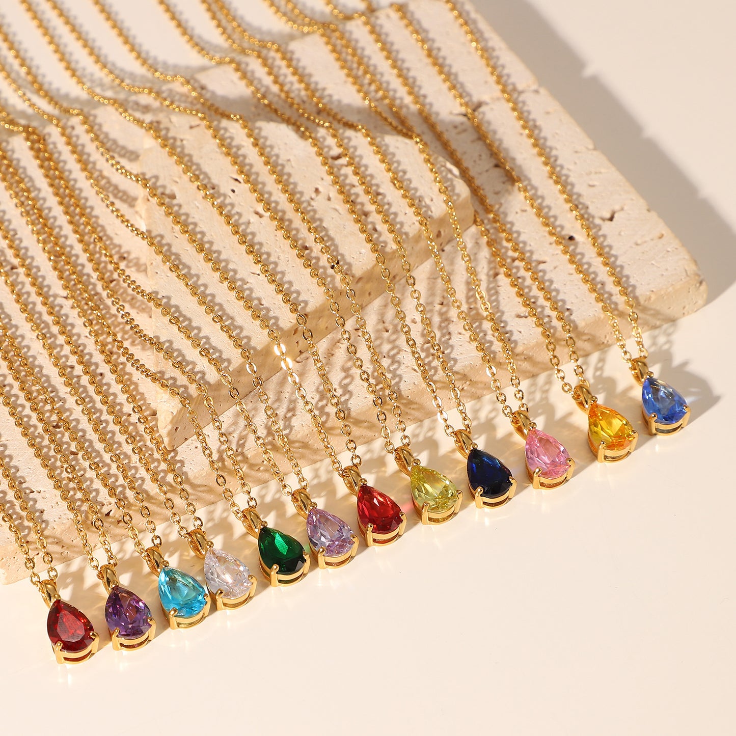 Collana con Pendente Geometrico in Acciaio Inossidabile con Placcatura in Oro 18K e Accenti di Zirconi per Donna