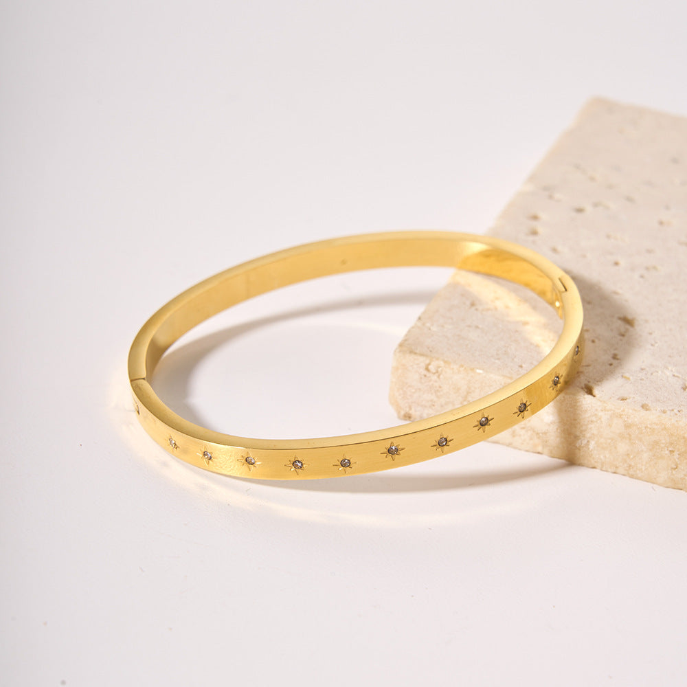Bracciale Stile INS Geometrico in Acciaio Inossidabile Placcato Oro 18K con Dettagli in Zirconia Tonda Bianca