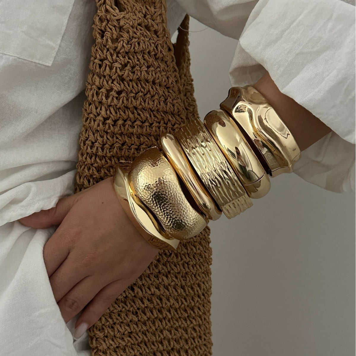 Bracciale a fascia larga aperto con molla irregolare in lega geometrica martellata
