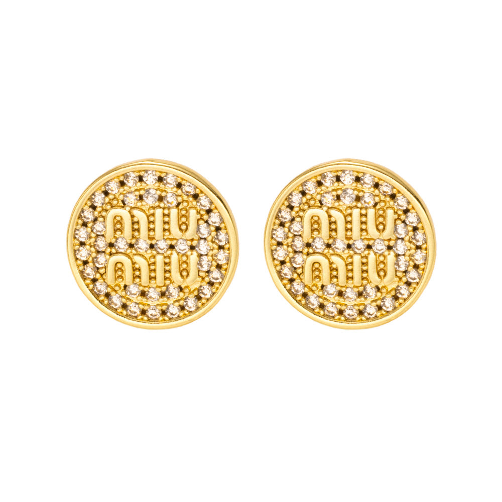 Orecchini a perno geometrici minimalisti a forma di lettera M in rame placcato oro con intarsio di strass per donna