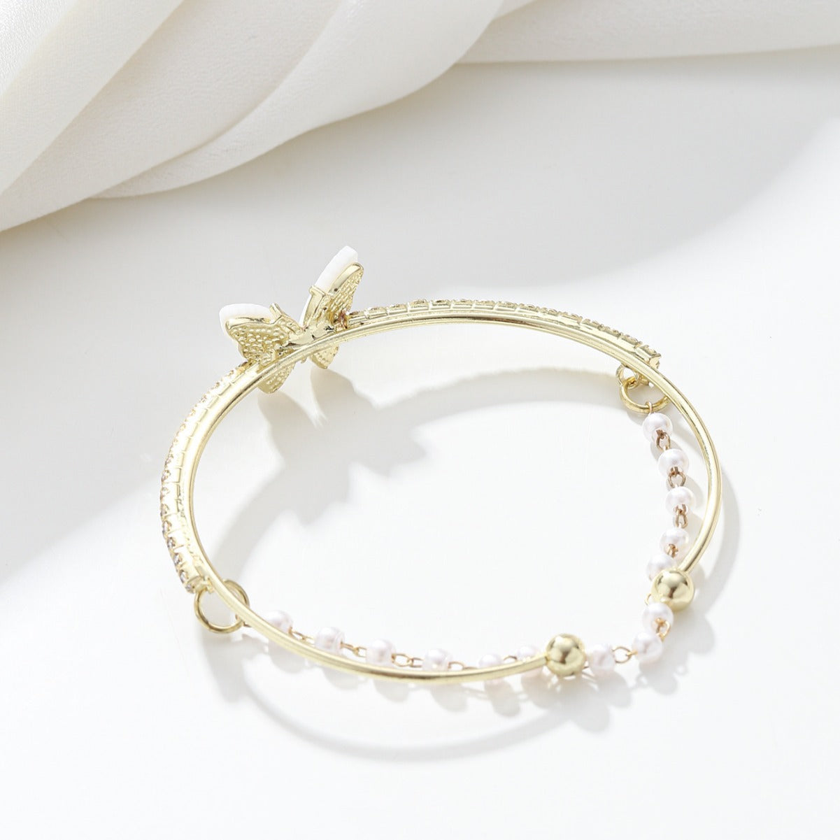 Bracciale da donna in lega a forma di farfalla con intarsi di strass e dettagli in perle, gioiello di moda minimalista