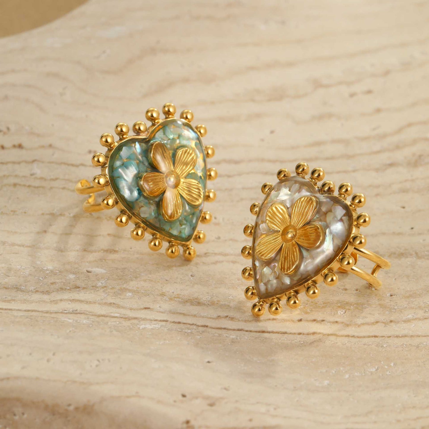 Anillo de corazón y flor de acero de titanio chapado en oro de 18 quilates, estilo francés de lujo para mujer