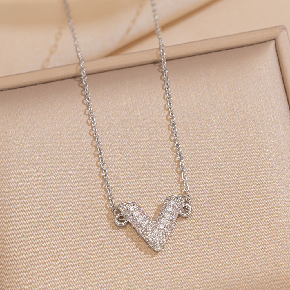 Collana da donna lussuosa e minimalista in acciaio al titanio a V con pendente placcato oro e catena a maglie ovali