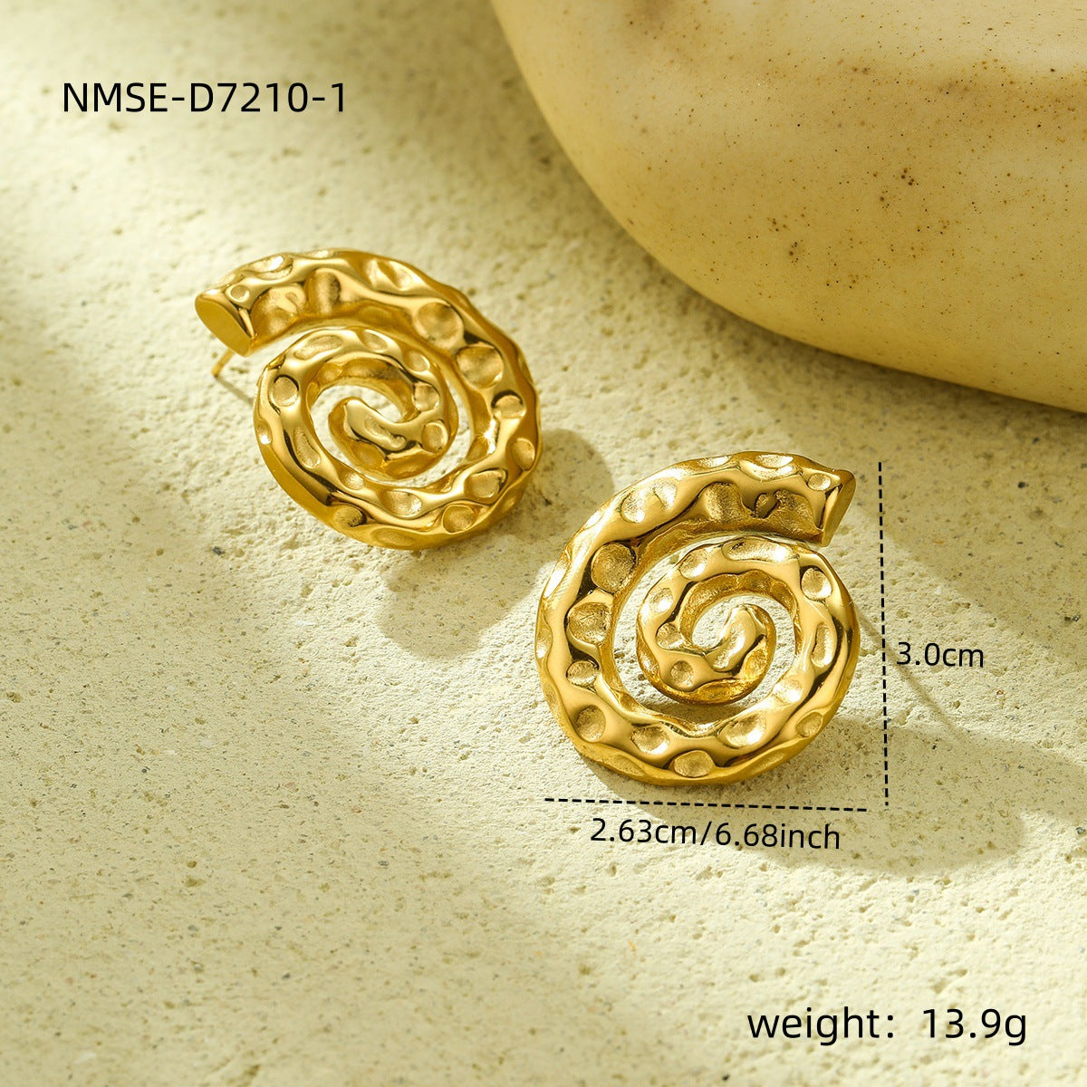 Orecchini a perno da donna alla moda e minimalisti a forma di lumaca, in acciaio al titanio martellato con placcatura in oro 18 carati