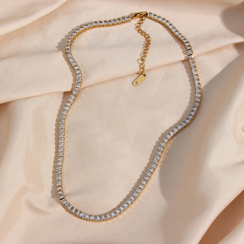 Elegante Collana Corta da Donna in Acciaio Inossidabile Placcato con Geometrie, Pendente in Acciaio al Titanio e Zirconi Cubici