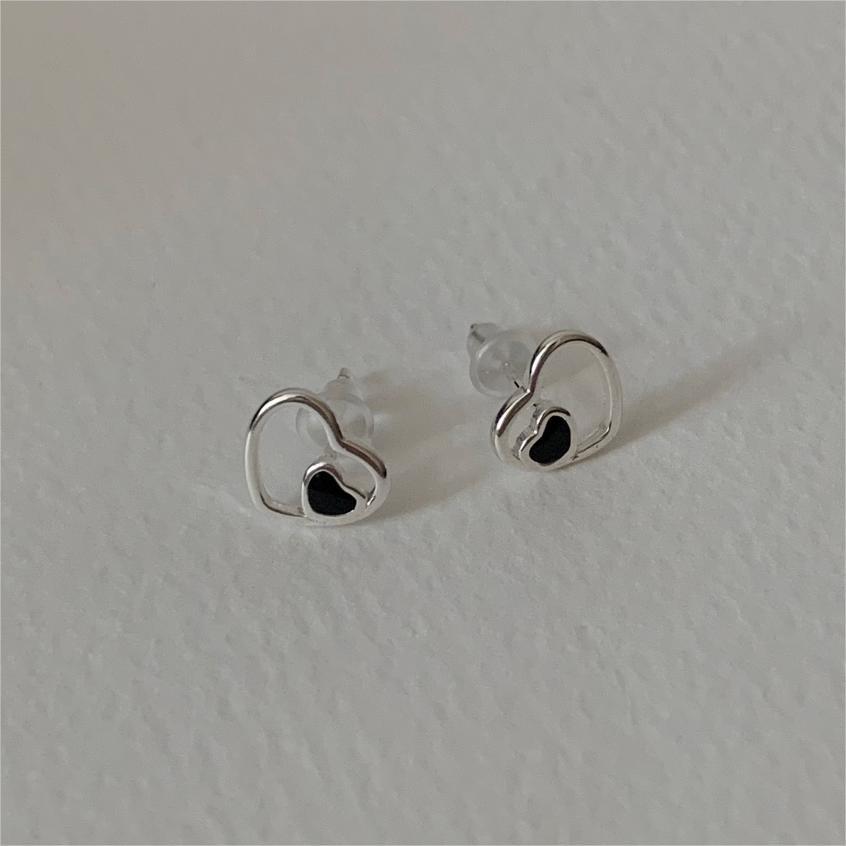 Pendientes minimalistas de botón con forma de corazón de plata de ley 925 con bordes biselados lisos y acabado mate