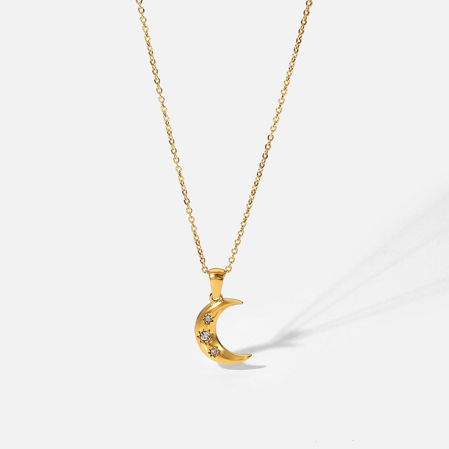 Collar con Colgante de Luna Minimalista para Mujer con Cadena de Acero Inoxidable Bañada en Oro de 18K y Triple Incrustación de Circonita