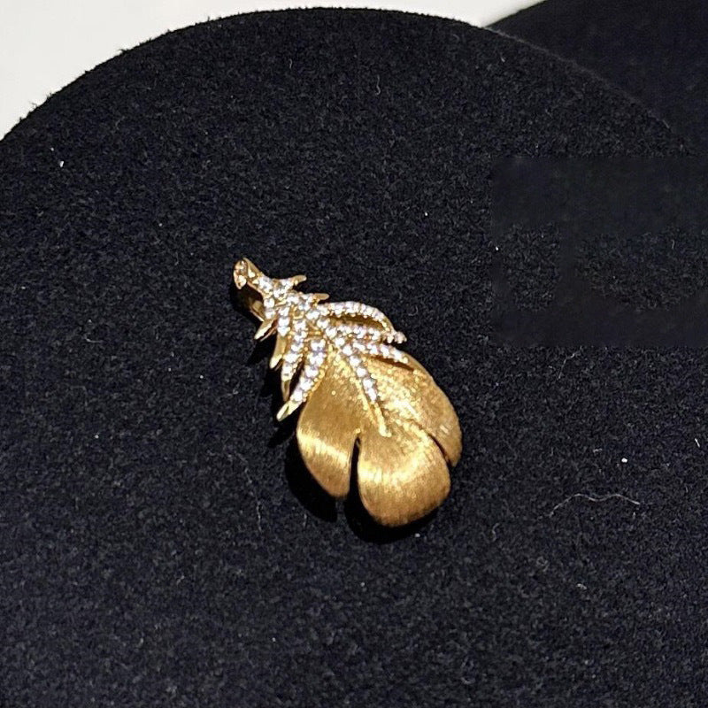 Broche de moda con forma de pluma en cobre chapado en oro con incrustaciones de circonita para mujer, elegante accesorio para la oficina