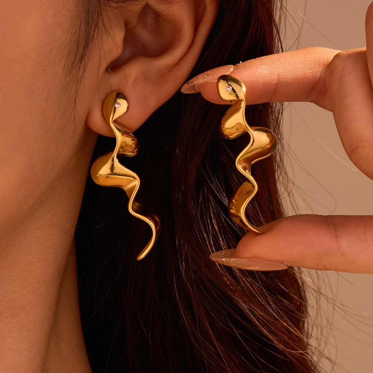 Orecchini da donna in acciaio inossidabile placcato oro 18 carati a forma di serpente geometrico, stile minimalista