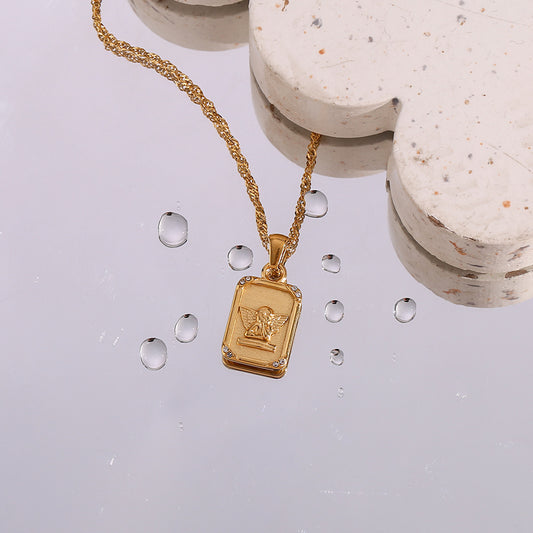 Collana con ciondolo a forma di angelo geometrico alla moda da donna in acciaio inossidabile con intarsio di strass e finitura placcata