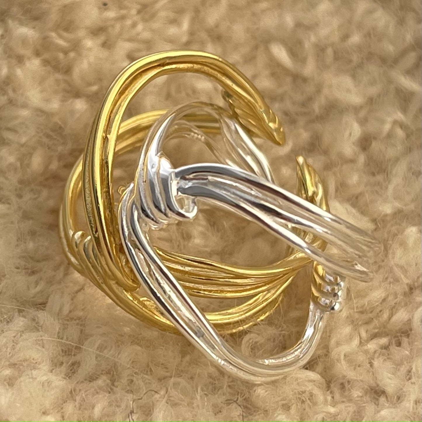 Anillo de plata de ley 925 con corazón anudado cruzado minimalista con textura geométrica para mujer