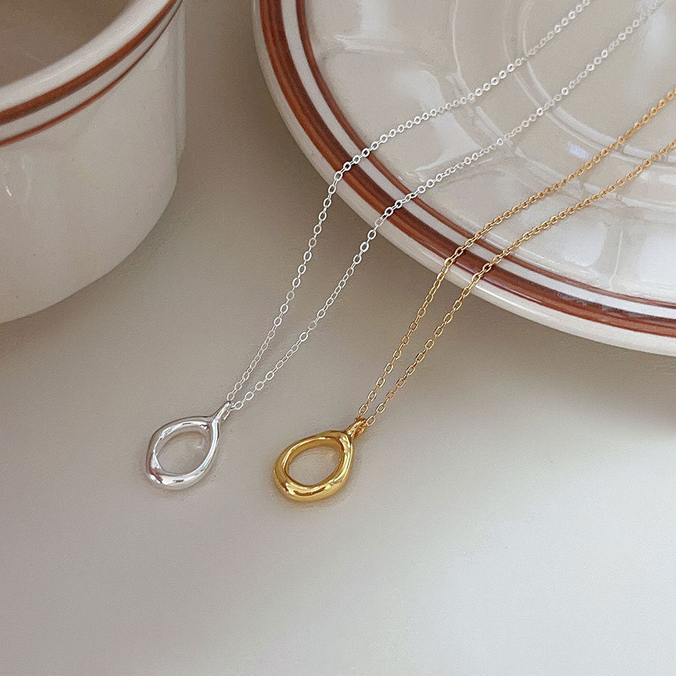Collana da Donna Minimalista con Pendente Geometrico a Goccia in Argento Sterling 925