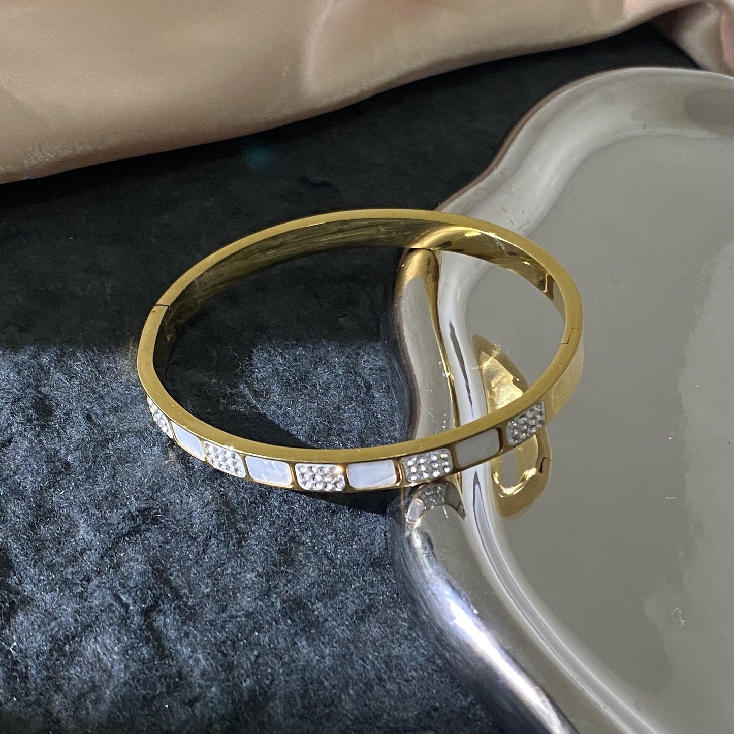 Luxury Minimalist Oval Geometric Rhinestone Mother of Pearl Plated Titanium Steel Bracelet