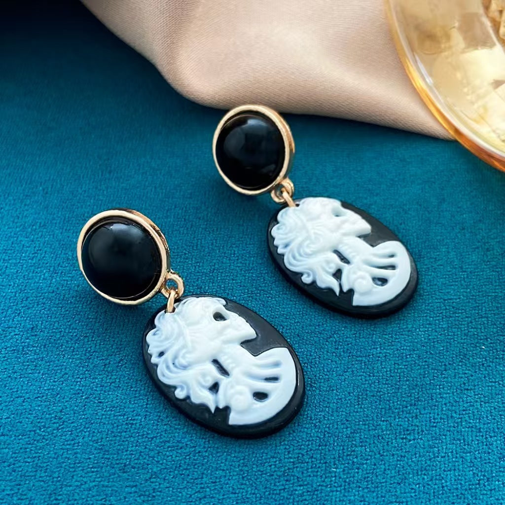 Pendientes góticos vintage de calavera con colgante en aleación con acabado galvanizado para mujer