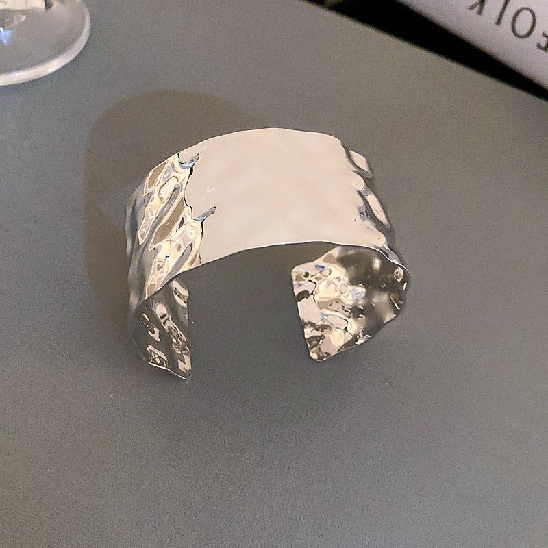 Pulsera de metal con patrón de cuadrícula geométrica de tono frío minimalista con acabado galvanizado para mujer
