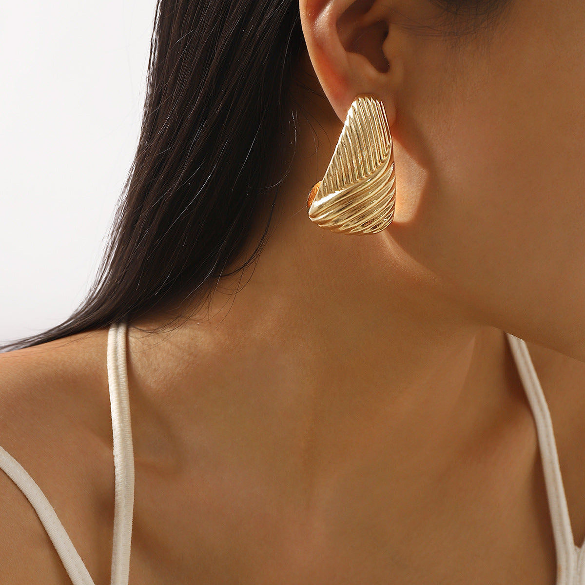 Pendientes de aleación geométricos irregulares minimalistas para mujer con superficie texturizada y acabado galvanizado