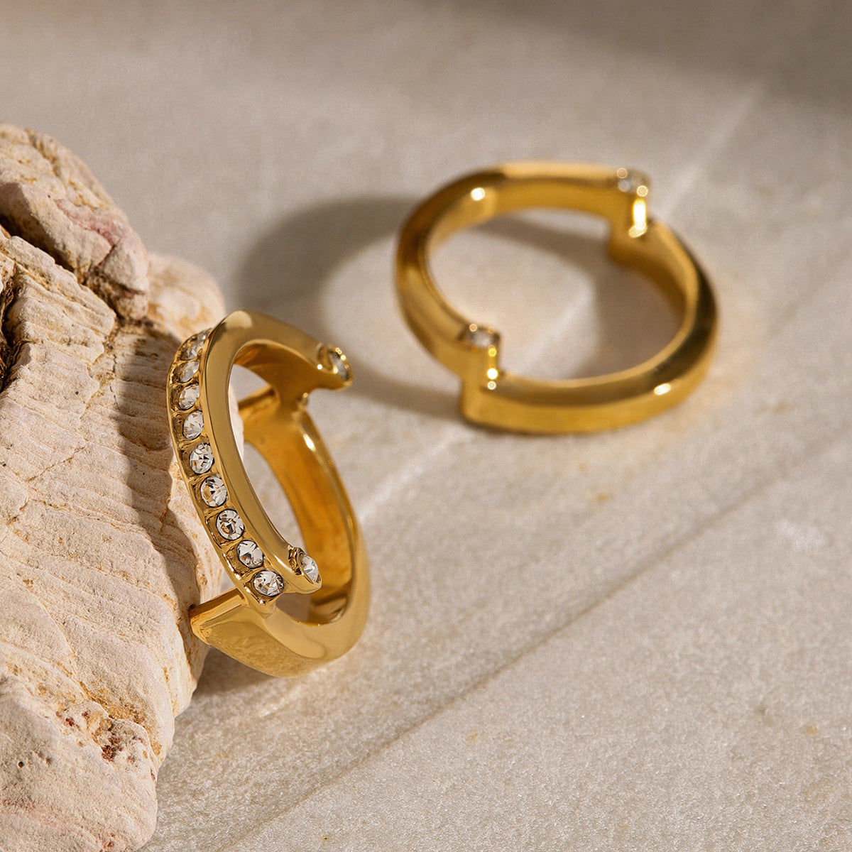 Anello da donna in acciaio inossidabile tondo geometrico minimalista con intarsio di strass