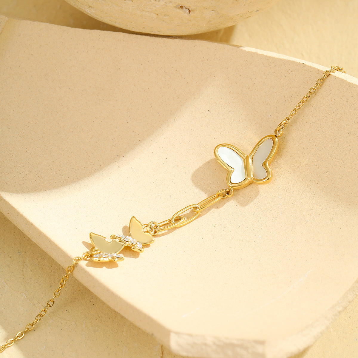Tobillera minimalista de acero inoxidable con forma de mariposa con incrustaciones de pedrería para mujeres y hombres