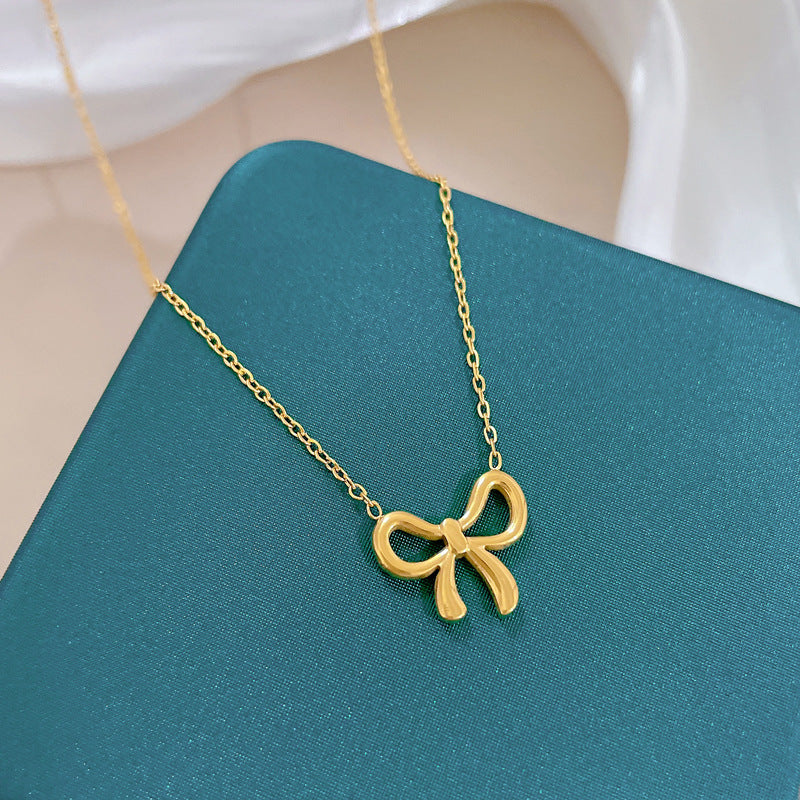 Collar Minimalista de Mariposa de Titanio con Baño de Acero y Colgante Floral