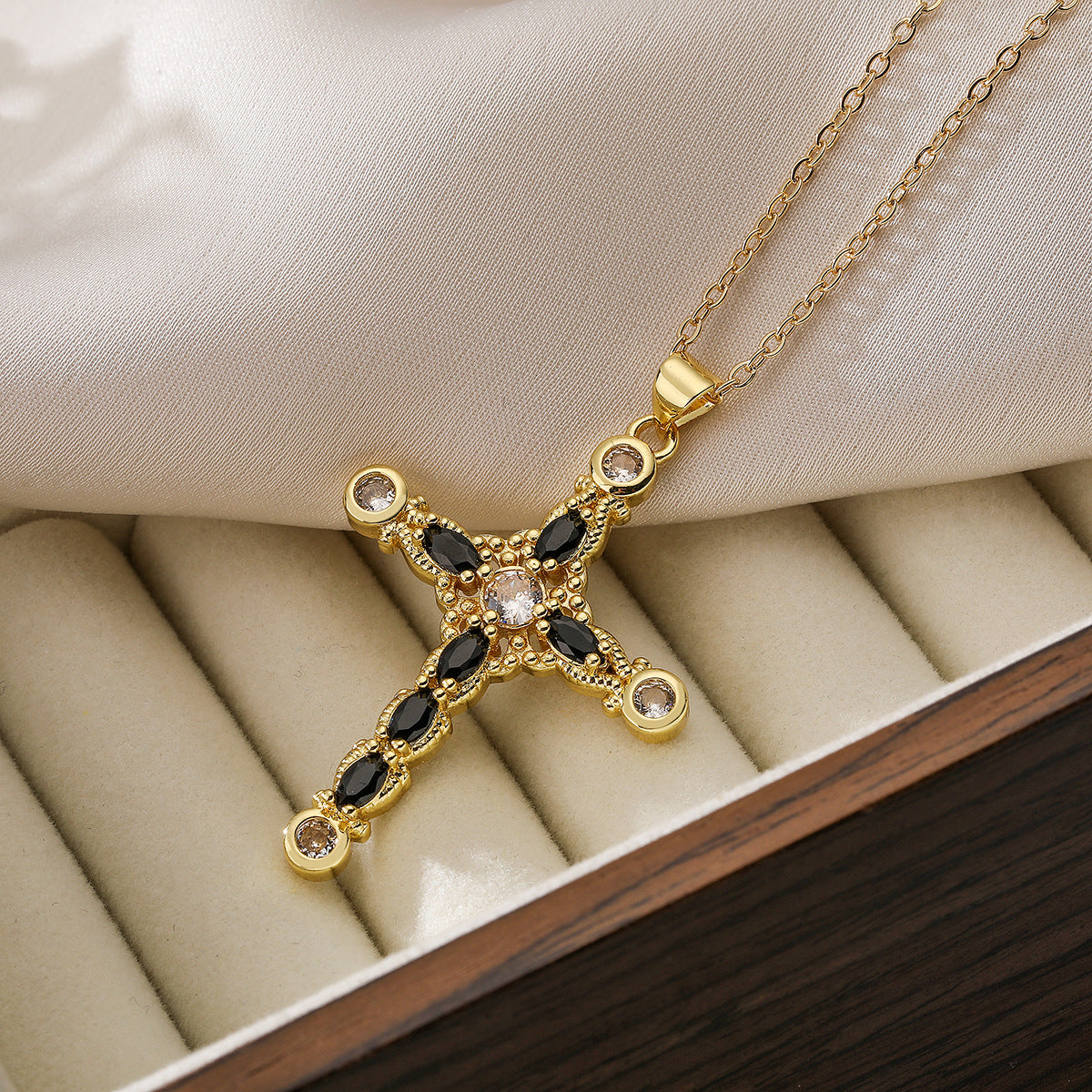 Collana Pendente a Croce Minimalista da Donna con Base in Rame Placcata in Oro Vero e Intarsi in Zircone