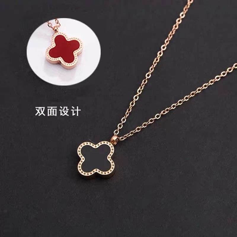 Collana da donna a ciondolo minimalista a quadrifoglio in acciaio al titanio con catena a croce