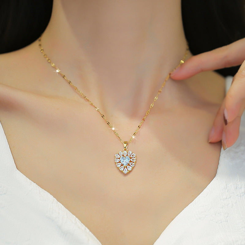 Collana con ciondolo a cuore placcato oro in acciaio al titanio di lusso per donna con strass, catena delicata per clavicola