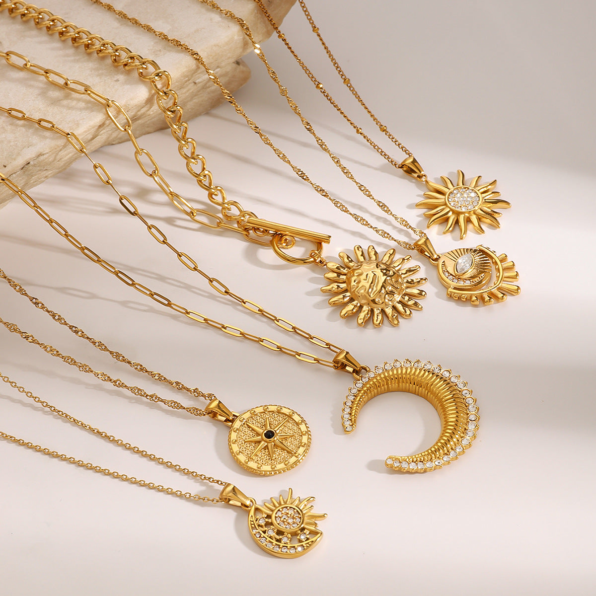 Collana da Donna in Acciaio Inossidabile con Stella a Otto Punte Geometrica, Ciondolo in Acciaio al Titanio e Finitura Placcata