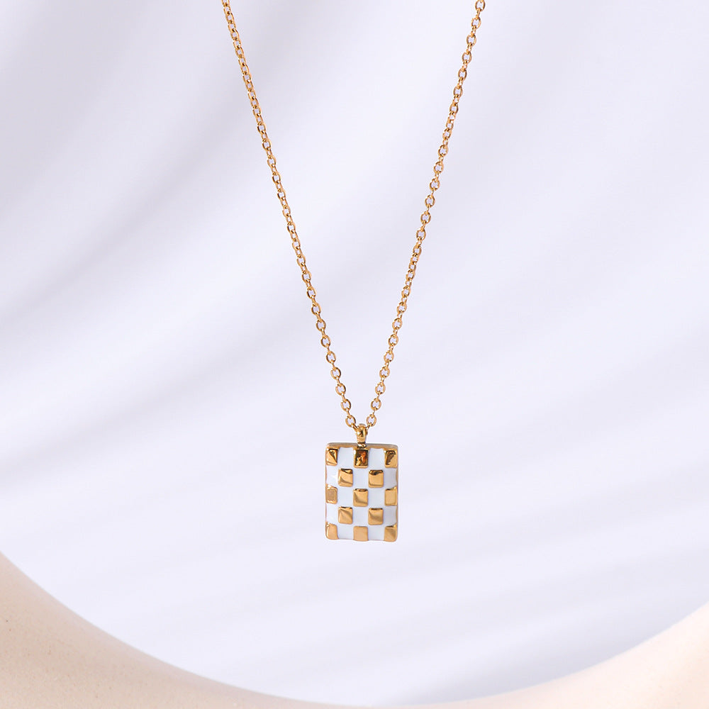 Collana Minimalista con Pendente Quadrato a Scacchi in Acciaio Titanio e Finitura Placcata Sottovuoto in Oro 18K su Catena a O da Donna