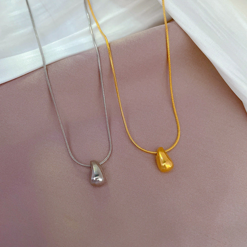 Elegante Collana Pendente Geometrica da Donna in Acciaio al Titanio Placcato Oro con Motivo Floreale Fresco