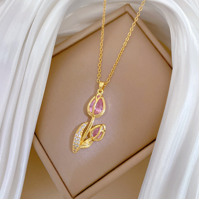 Elegant Rose Flower Pendant Necklace for Women with Full Rhinestone Inlay on Titanium Steel Chain, Geometric Design, Minimalist and Fresh Sweet Style