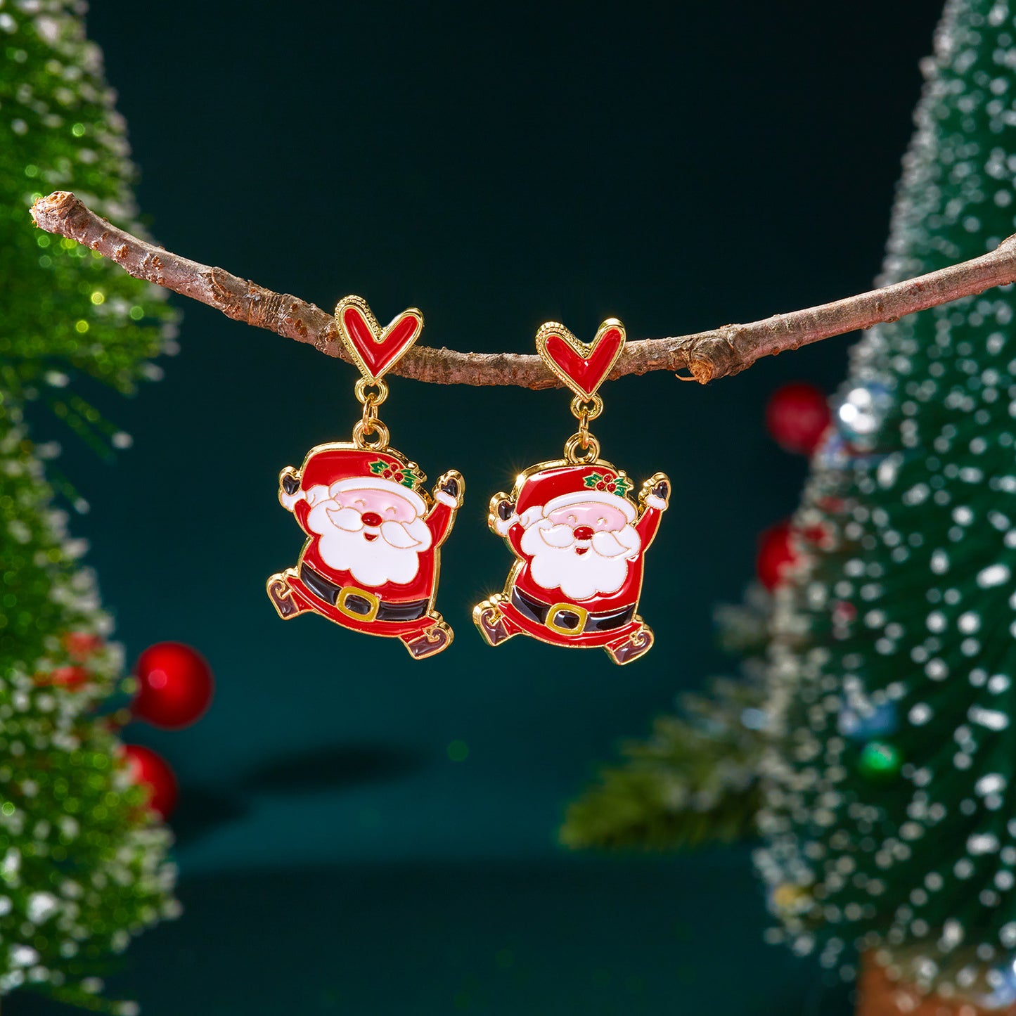 Pendientes de aro de aleación con forma de corazón, temática navideña, con motivos de Papá Noel y muñeco de nieve, electrochapados, unisex